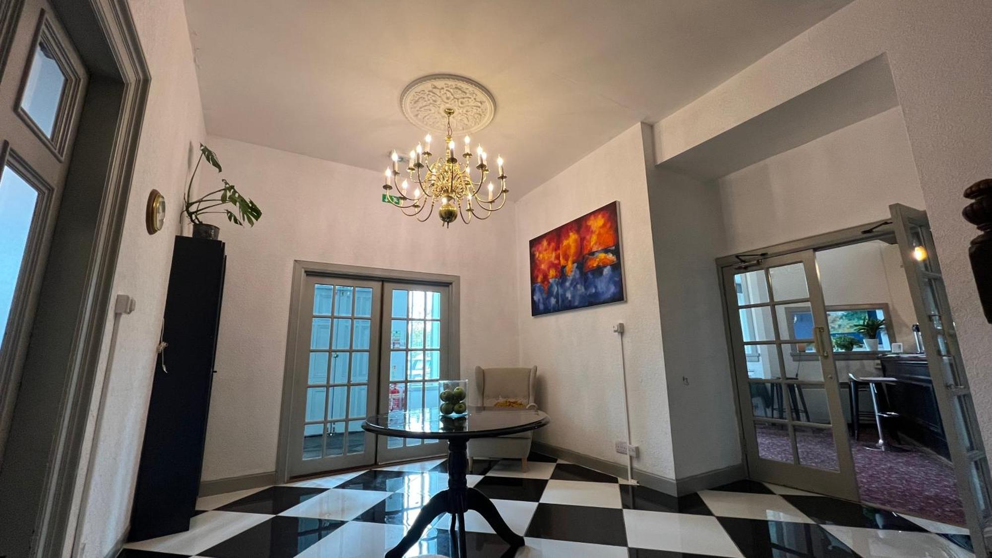 Hotel Square Томінтоул Екстер'єр фото