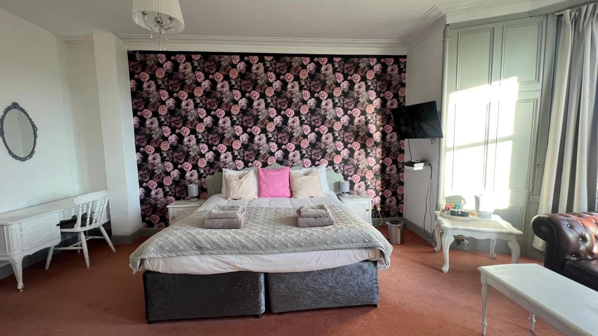 Hotel Square Томінтоул Екстер'єр фото