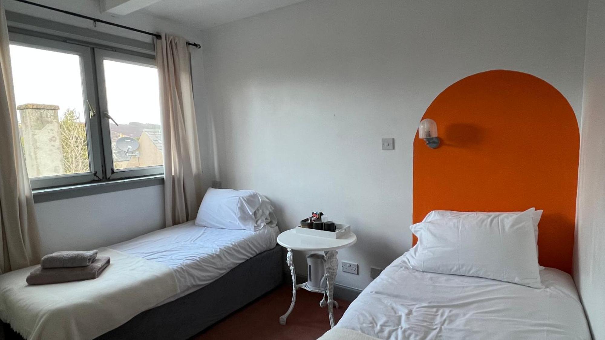 Hotel Square Томінтоул Екстер'єр фото