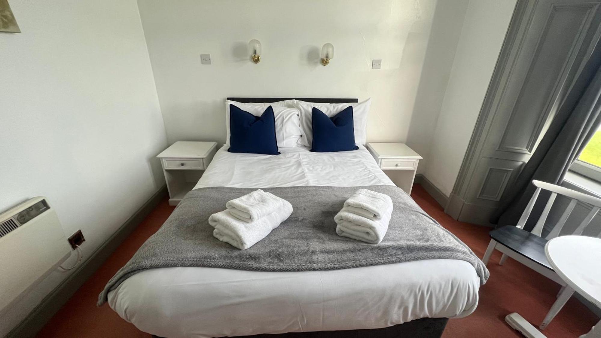 Hotel Square Томінтоул Екстер'єр фото
